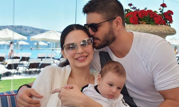 Almeda krenare me ‘look-un’ e ri, nuk heziton të pozoj para fansave