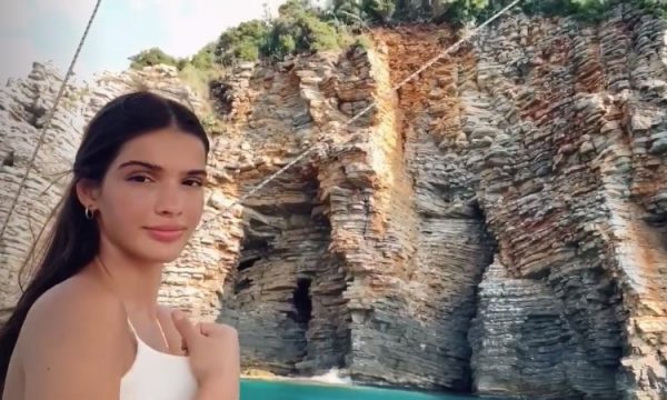 Arbenita probleme me reçipetat për shkak të gjoksit shumë të madh