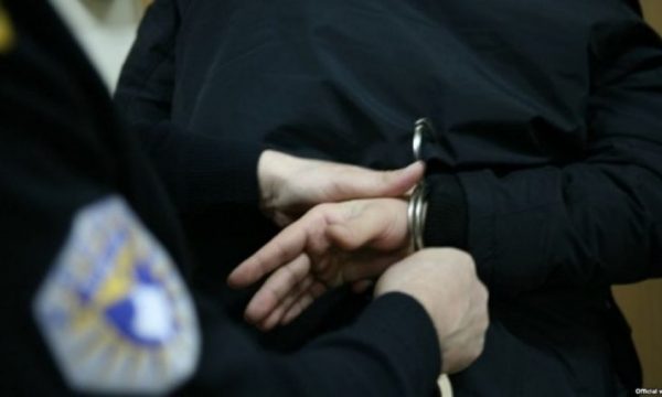 Policia arreston një person në Ferizaj, i gjetën armë në veturë