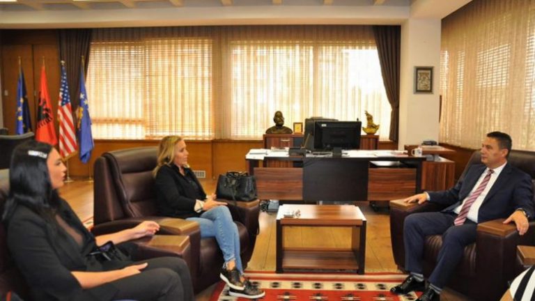 Ministri i Arsimit pret në takim Genta Ismajlin, këngëtarja së shpejti me projekt të përbashkët me MAShT-in