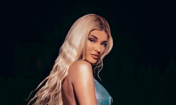 Era bëhet e gjallë, thotë “rrini brenda”
