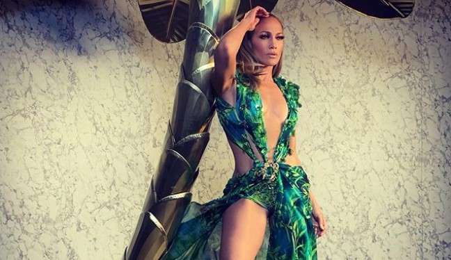 Prapaskenat e sfilatës së bujshme të Jennifer Lopez për “Versace”