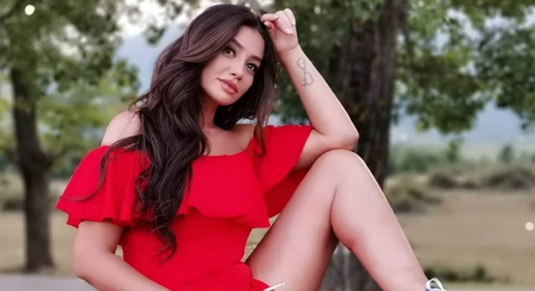E veshur me këmishë nate, Arjola vë në pah gjoksin në foton e fundit