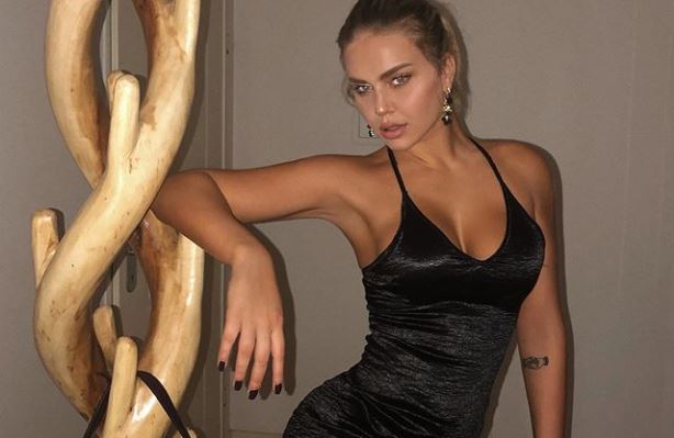 Asnjë sikur Kejvina, modelja shkëlqen me pamjen