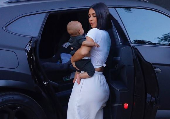 Një nënë si Kim Kardashian, shkëlqen në shëtitjen me djalin