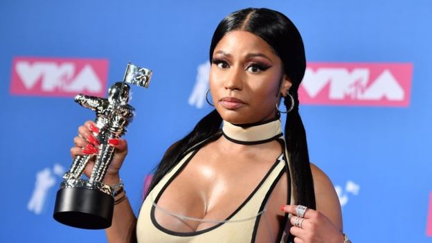 Nicki Minaj thekson të pasmet me veshjen e ngjitur pas trupit