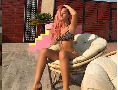 Rina në bikini, rrëmben vëmendjen e publikut