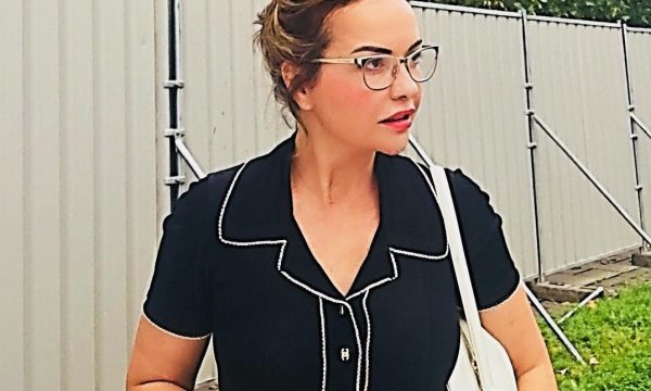 Në përmbyllje të verës, nëna e Ritës bën “goditjen” e fundit në bikini