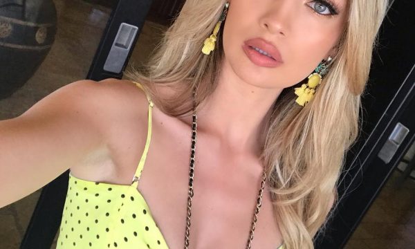 Modelja shqiptare pozon nga shtrati, nxit imagjinatën
