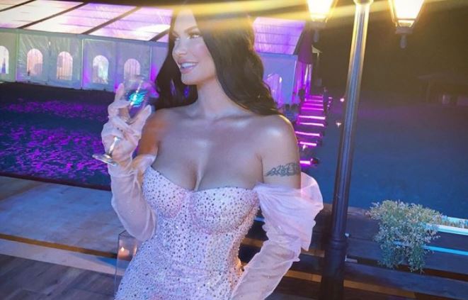 Zaimina Vasjari merr vëmendjen, ndër mysafiret më seksi në dasëm