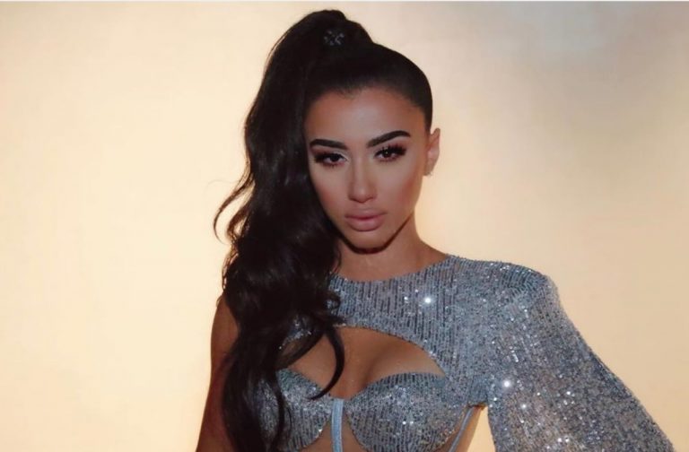 Një brune seksi si Melinda