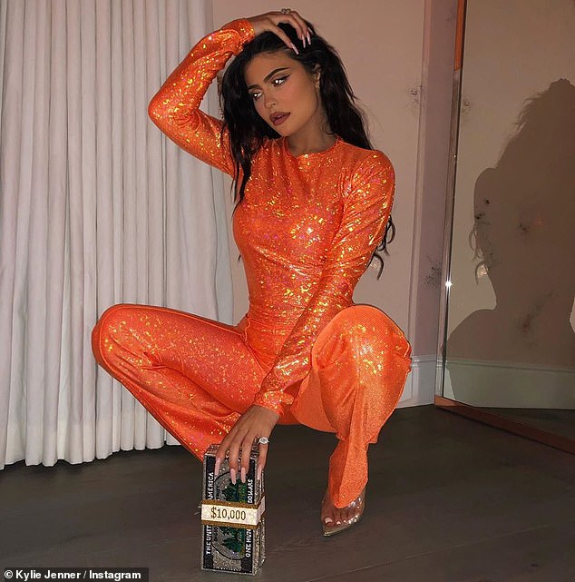 Me ngjyrë portokalli, Kylie “na kalle!”