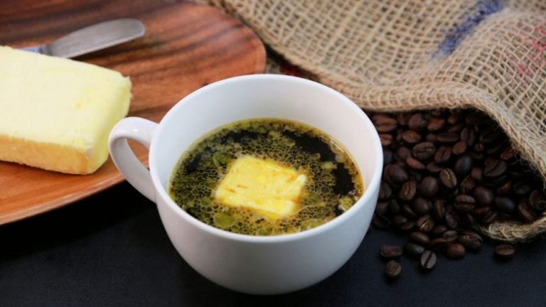 Këto janë arsyet pse shumë njerëz po shtojnë një lugë gjalpë në kafenë që pinë çdo ditë