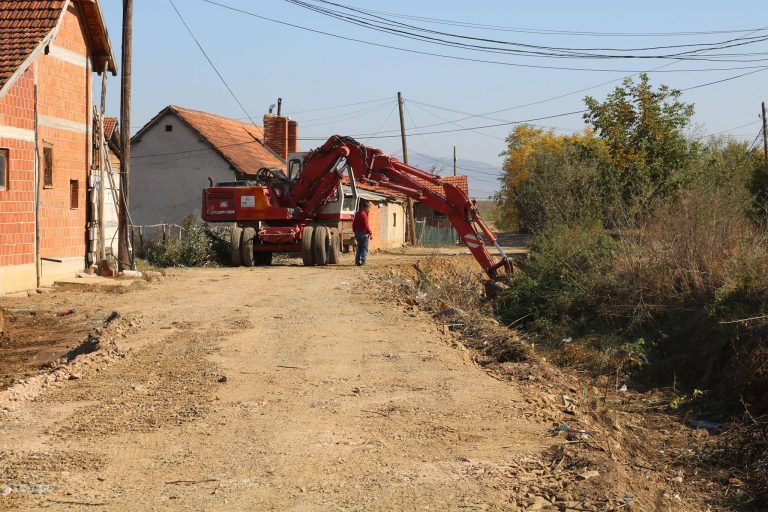 Po vazhdojnë punimet për ndërtimin e rrugës lagjen e Konjuhit, rreth shtratit të lumit Janjevka