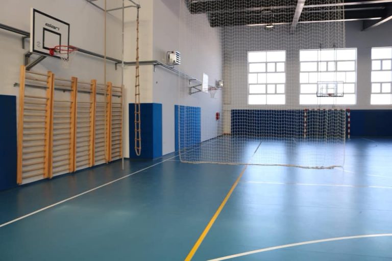Renovohet salla sportit në Gjimnazin Ulpiana, asfaltohet rruga “Enver Olluri”, në qytetin e Lipjanit