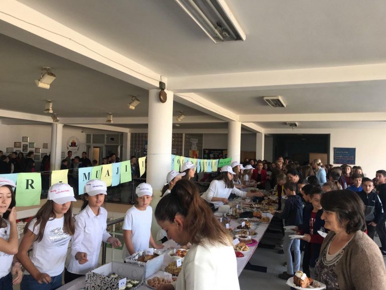 Lipjan, nxënësit shesin ushqimet, paratë u dedikohen personave në nevojë
