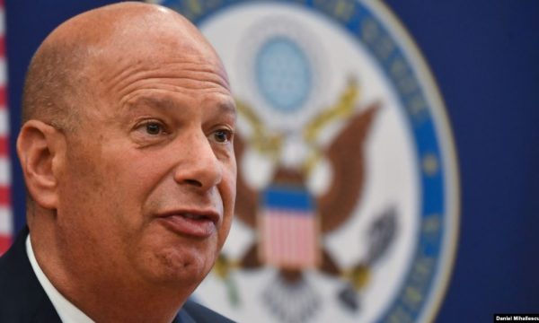 Ambasadori amerikan në BE dëshmon në hetimet për rastin Trump