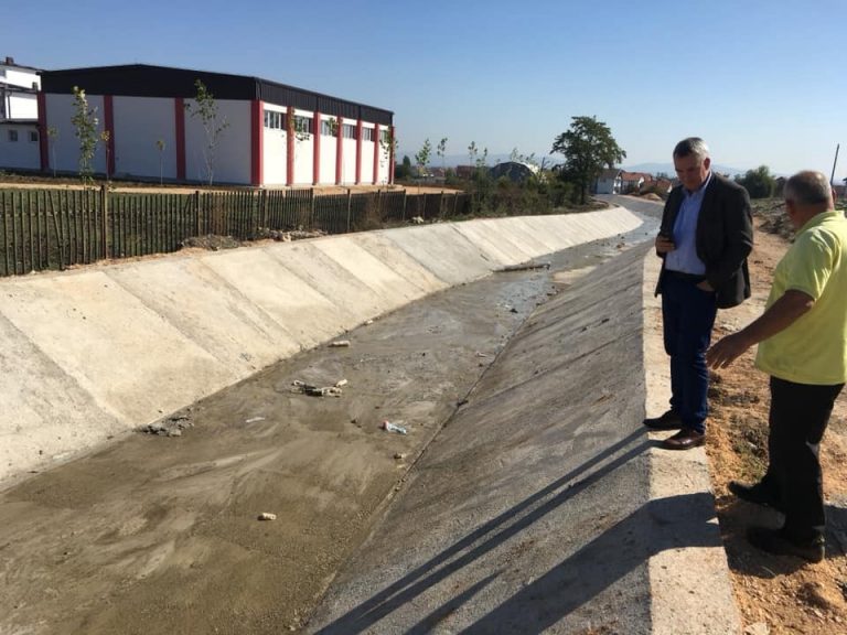 Kryetari Ahmeti në teren inspekton punimet në Dobrajë e Magure