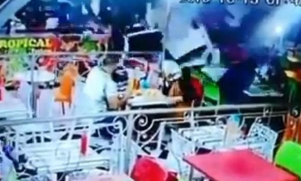 Shoferi i dehur humb kontrollin, futet me veturë në restorant dhe shtyp klientët – por ndodh mrekullia