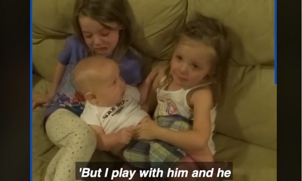 Këto dy vajza të vogla qajnë sepse nuk dëshirojnë që vëllai i tyre i vogël të rritet