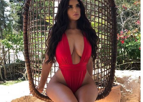 Demi Rose në të kuqe e “zjarrtë”, për Shën Valentin e vë Instagramin në “flakë”