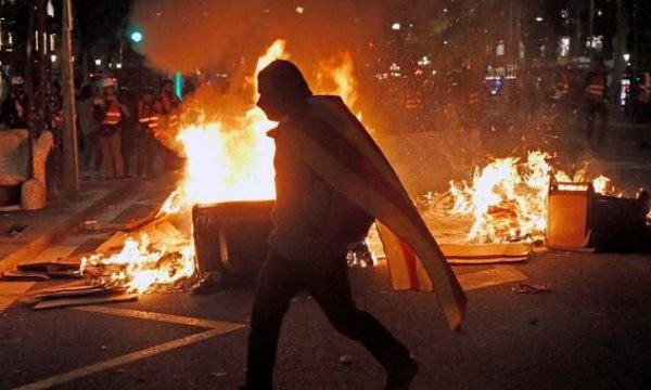 Dhunë nëpër rrugët e Barcelonës, 350 mijë persona protestojnë duke kërkuar pavarësi
