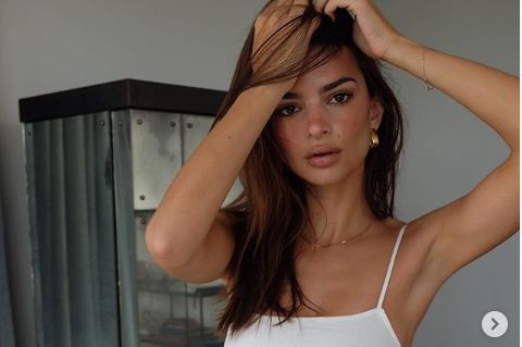 Modelja e famshme e thjeshtë në fotosesionin e ri, duket pehri