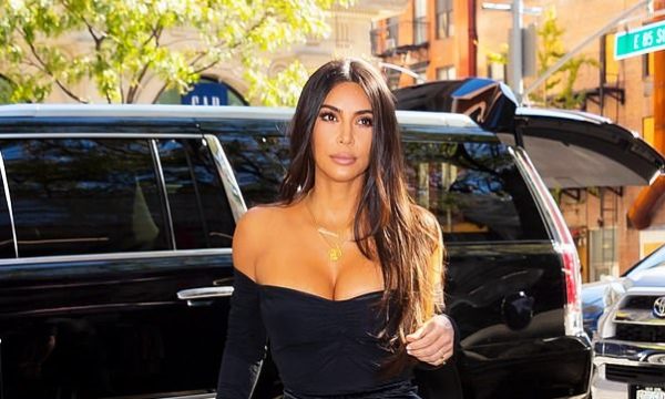 Kim, shkëlqen në fustan të zi