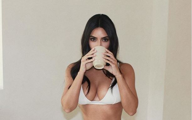 Kim Kardashian thekson format trupore në këtë veshje