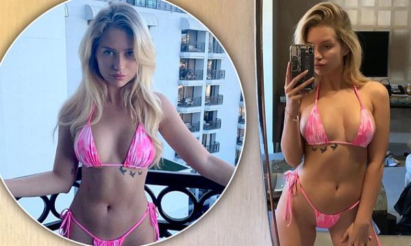 Motra e supermodeles reklamon trupin seksi me bikini të vogël