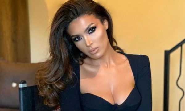 Nora reklamon teshat e reja – dhe trupin seksi
