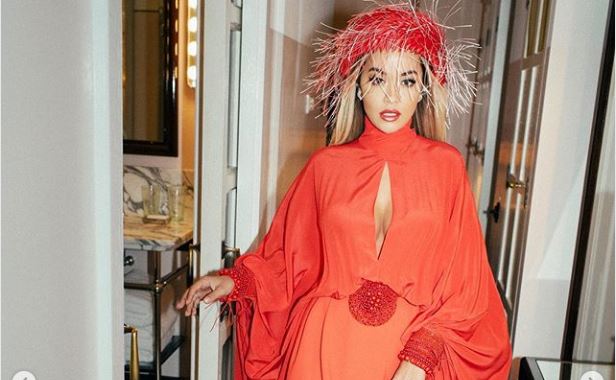 Rita Ora me shumë stil, shkëlqen në të kuqe