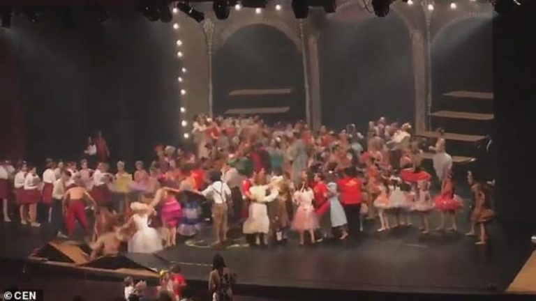 Gjatë shfaqjes teatrale në Brazil shembet skena, lëndohen gjashtë persona