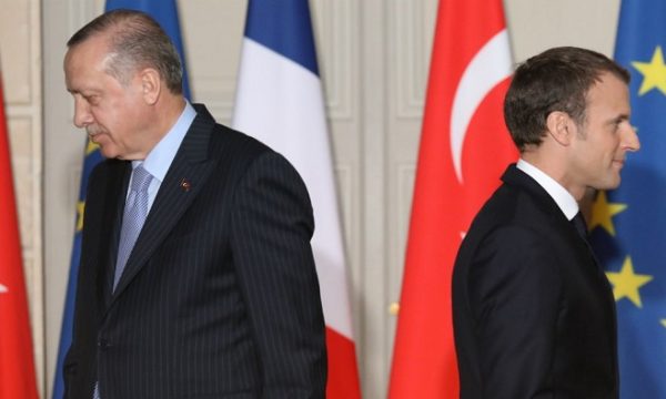 Erdogan-Macronit: Kontrollo trurin, mos të ka vdekur
