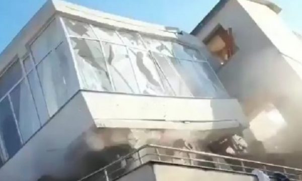 Momenti kur shembet banesa 4 katëshe në Durrës
