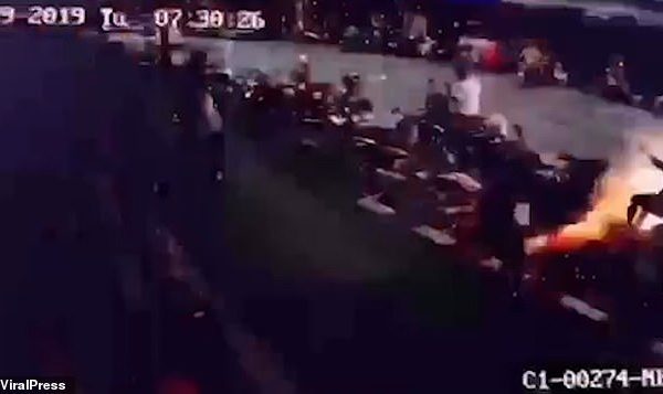 Shikoni se si një grua goditet nga telat e rrymës 22 mijë voltësh dhe shpëton gjallë