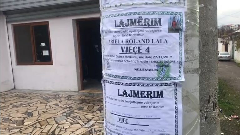 Shtyllë elektrike përplot me emra të të vdekurve në Thumanë, dhimbje kjo që s’do ikën kurrë!