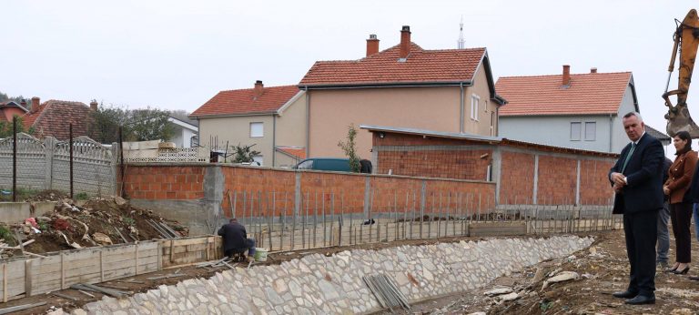 Kryetari Imri Ahmeti ka përcjellur nga afër punimet që janë duke u zhvilluar në shtratin e lumit në fshatin Sllovi.