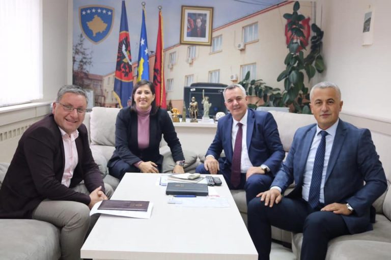 Kryetari Imri Ahmeti uron tre deputetët e rinj nga Lipjani