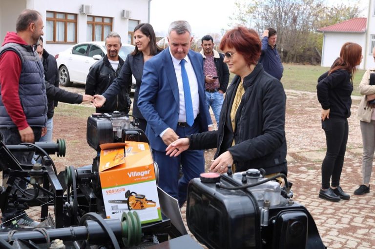 Komuna e Lipjanit dhe ASB bëjnë shpërndarjen e pajisjeve bujqësore për 15 familje në nevojë