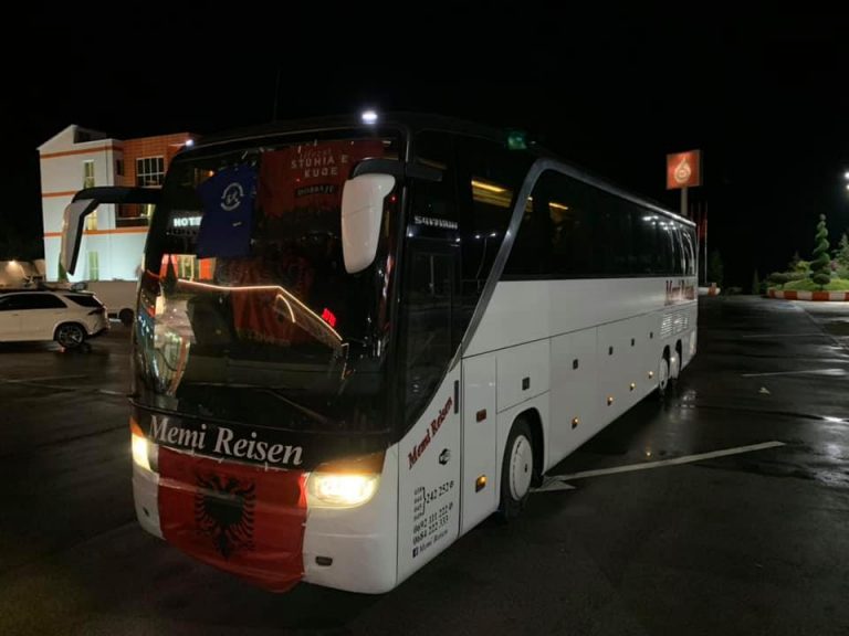 Autobusi me ndihma nga Lipjani tani në afërsi të Milotit, së shpejti në Durrës