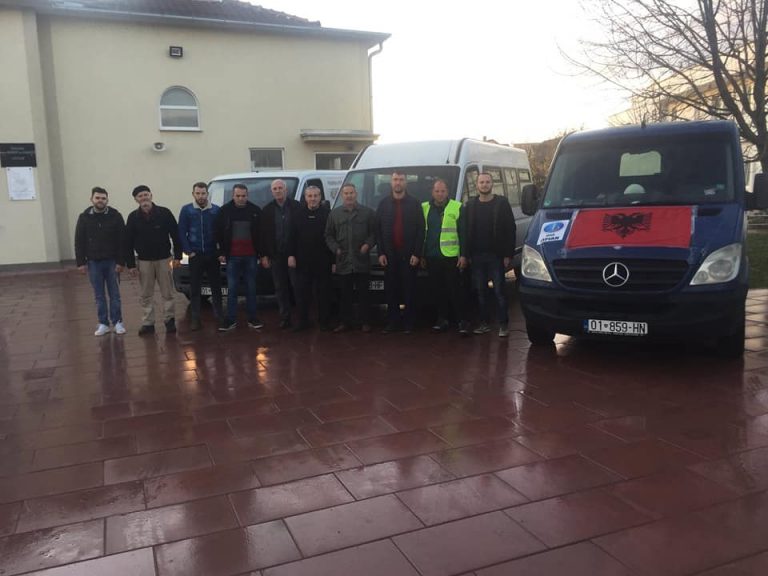 3 furgon dje e 3 sot, nga Xhamia e Lipjanit drejtë Shqipërisë
