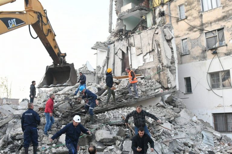 RAPORTIMI LIVE/ Shqiperia tronditet nga termetet, deri tani 3 te vdekur, qindra te plagosur