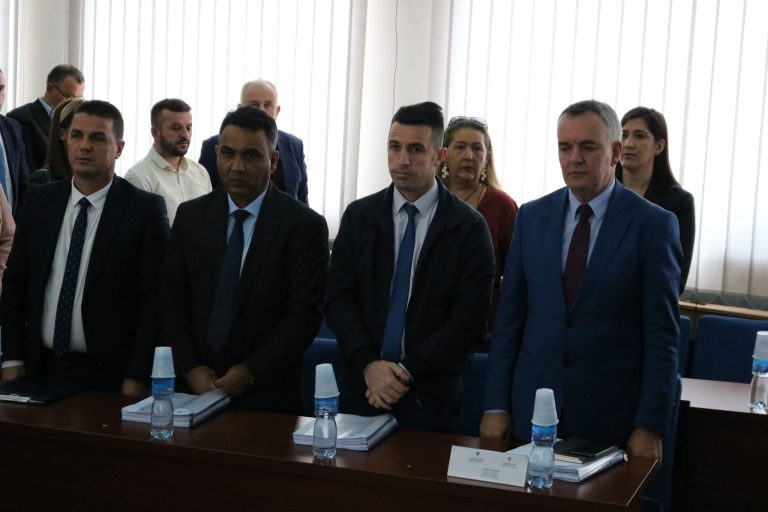 Kuvendarët lipjanas mbajnë një minut heshtje në shenjë nderimi për viktimat e tërmetit në Shqipëri
