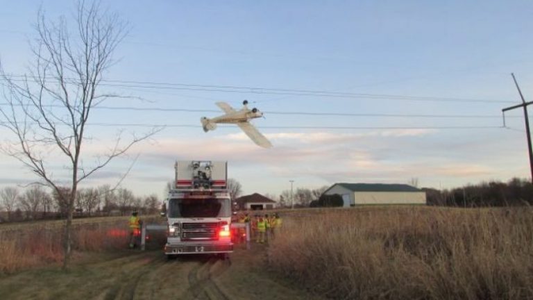Aeroplani “ngatërrohet” për telat e energjisë elektrike – përfundon me “kokë poshtë”