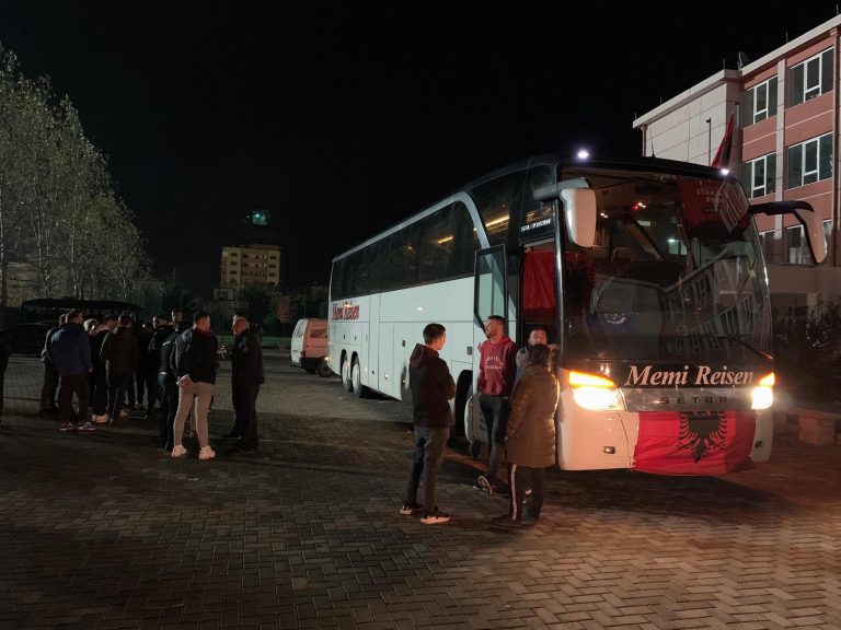 Autobusi nga Lipjani tani në Durrës, shpërndahen ndihmat