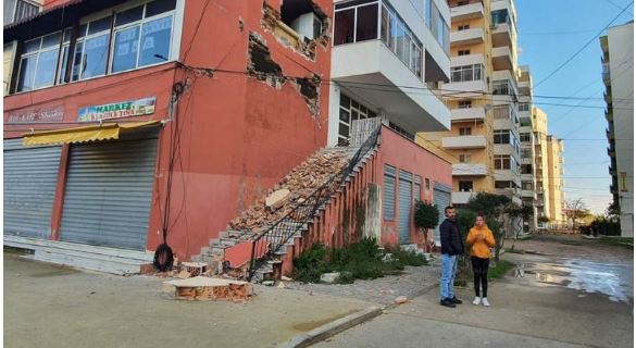 Këto janë fotot e fundit nga Durrësi, banorë pa pikë gjumi në sy të tmerruar nga ajo çka la pas tërmeti