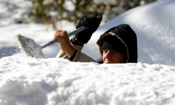 Dimër i parakohshëm në ShBA, bora shkakton viktima dhe anulim fluturimesh