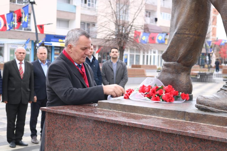 Homazhe pran shtatores Komandantit “Adem Jashari” dhe heroit “Ismet Asllani”