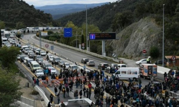 Protestuesit katalanë bllokojnë autostradën që e lidh Spanjën me Francën